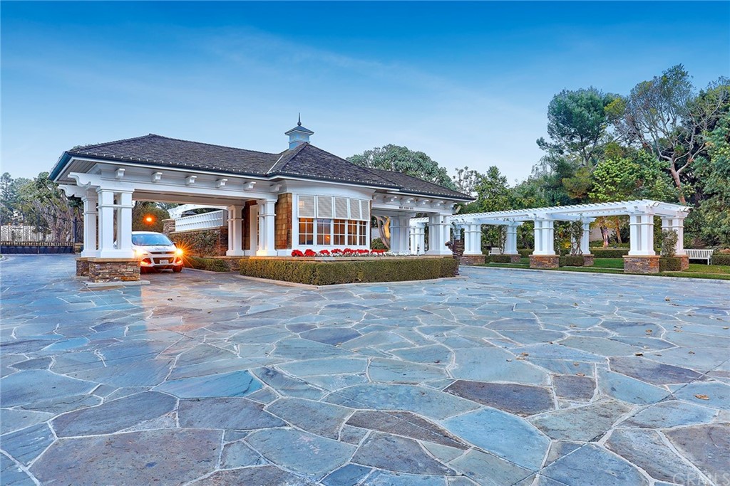 6 Edgewood Drive Newport Beach, CA 92660 - Photo 21 of 29 Guard gate