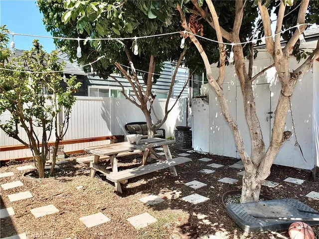 a view of a house with backyard and trees