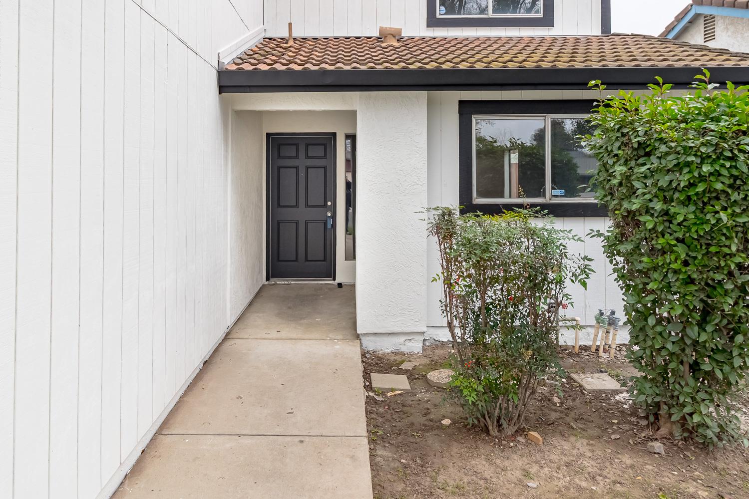 1128 Diablo Avenue Modesto, CA 95358 - Photo 4 of 23 a entryway with a garden