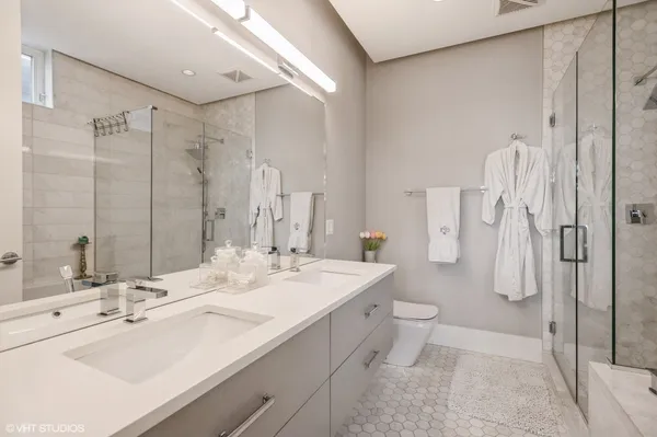$4,395 | 1543 West Augusta Boulevard, Unit 2, Chicago, IL 60642