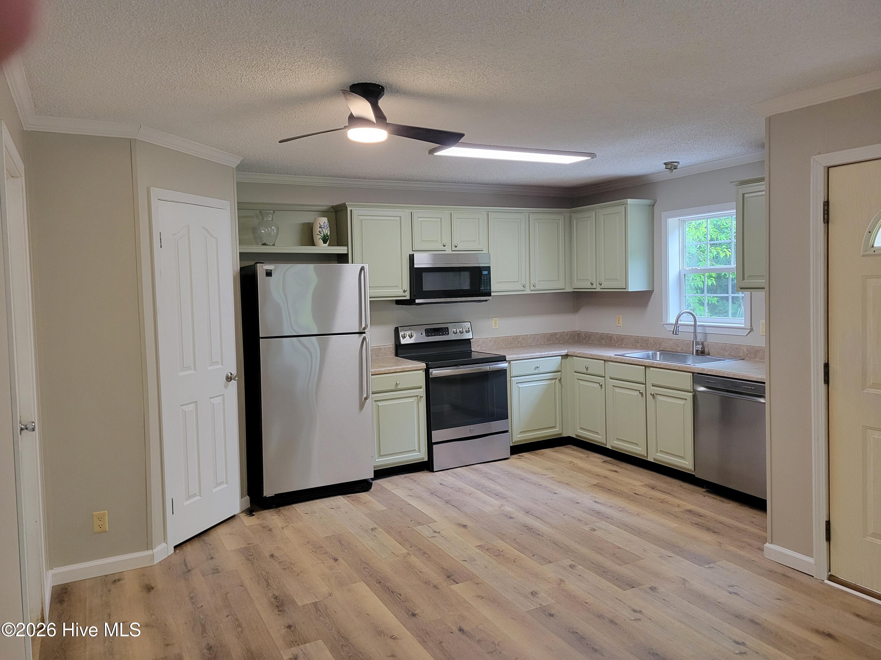 367 Battleground Road Atkinson, NC 28421 - Photo 2 of 14 kitchen