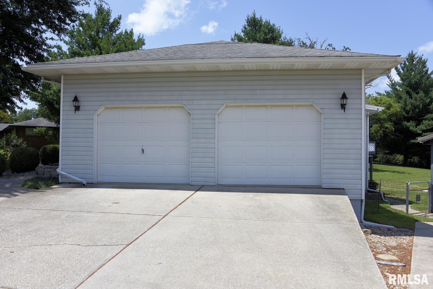 8155 Old Jacksonville Road Pleasant Plains, IL 62677 - Photo 4 of 26