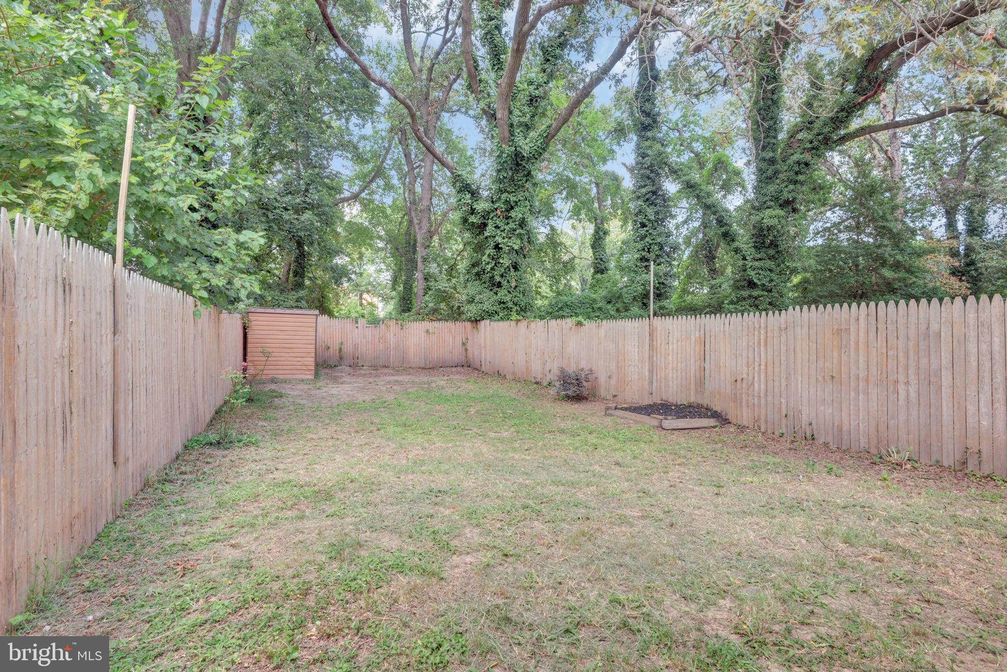 2842 30th Street Northeast Washington, DC 20018 - Photo 15 of 18 a backyard of a house
