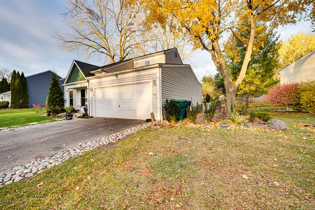 $345,000 | 1715 Riverwood Drive, Algonquin, IL 60102