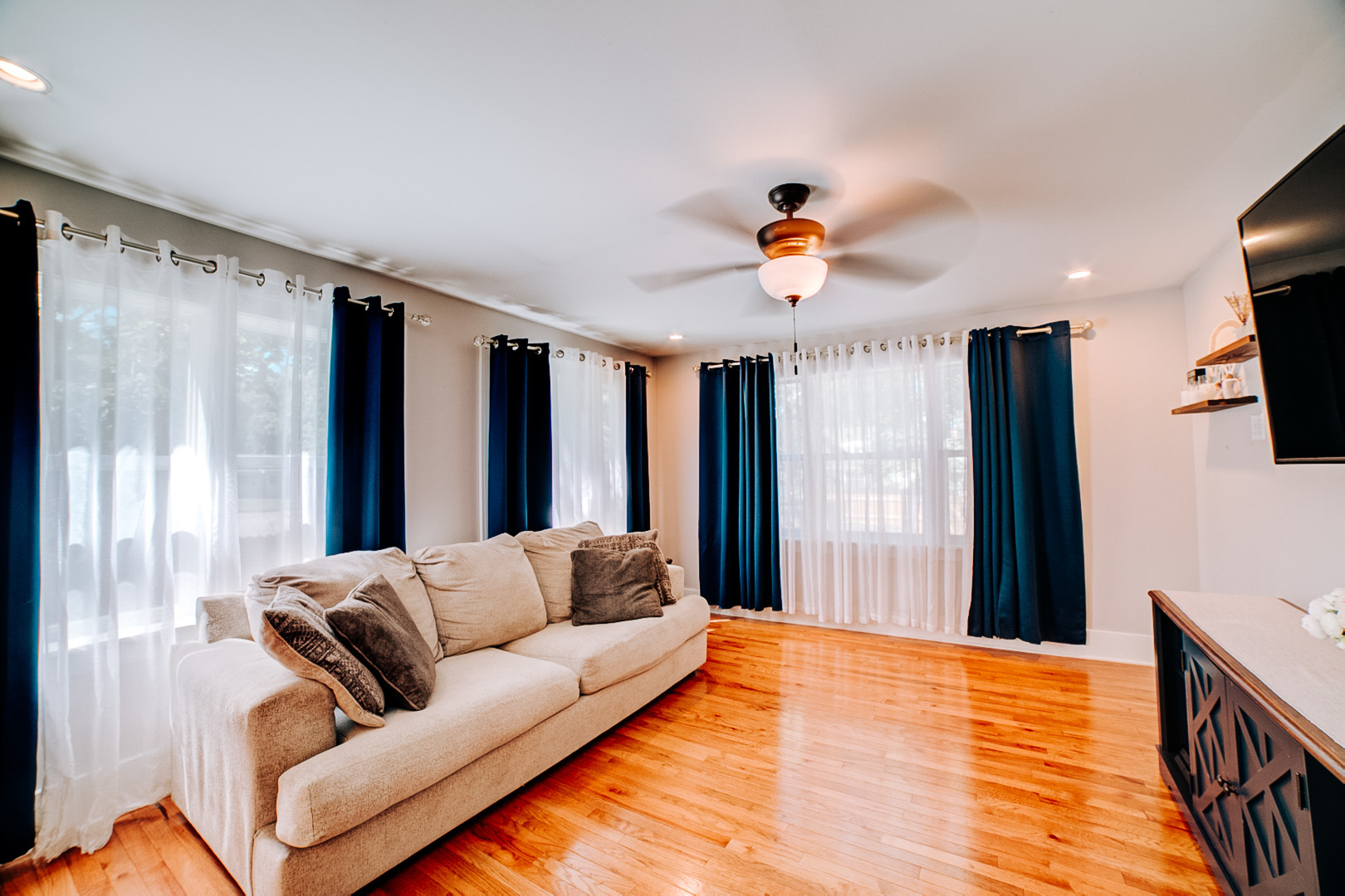 425 South 4th Street Watseka, IL 60970 - Photo 27 of 50 a living room with furniture and a chandelier