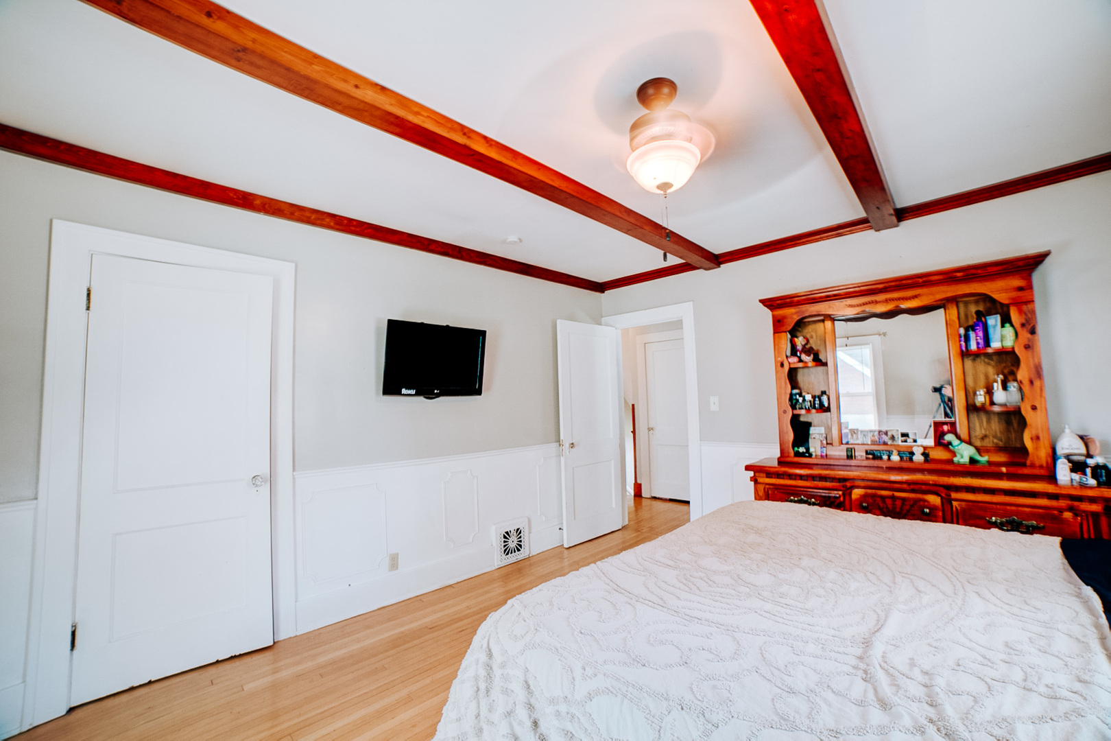 425 South 4th Street Watseka, IL 60970 - Photo 37 of 50 a bedroom with a bed and a flat screen tv