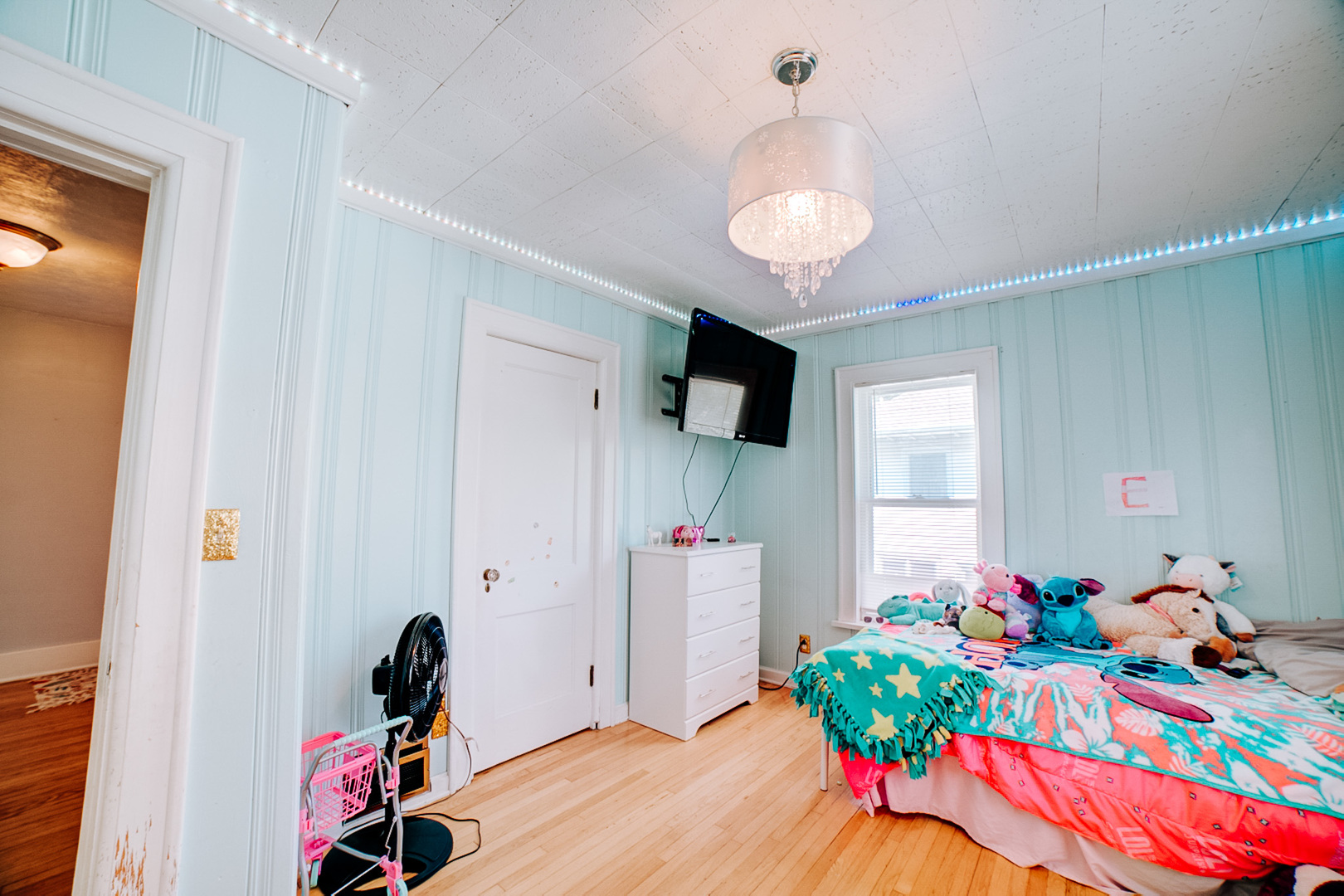 425 South 4th Street Watseka, IL 60970 - Photo 39 of 50 a bedroom with a bed and a chandelier