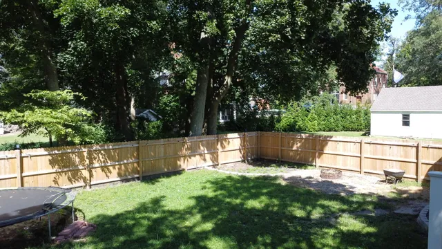 a view of a backyard