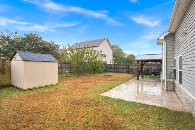 a view of a backyard