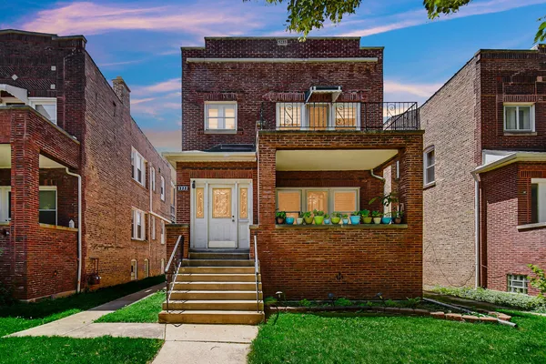 $2,300 | 5233 West Cullom Avenue, Unit 2, Chicago, IL 60641