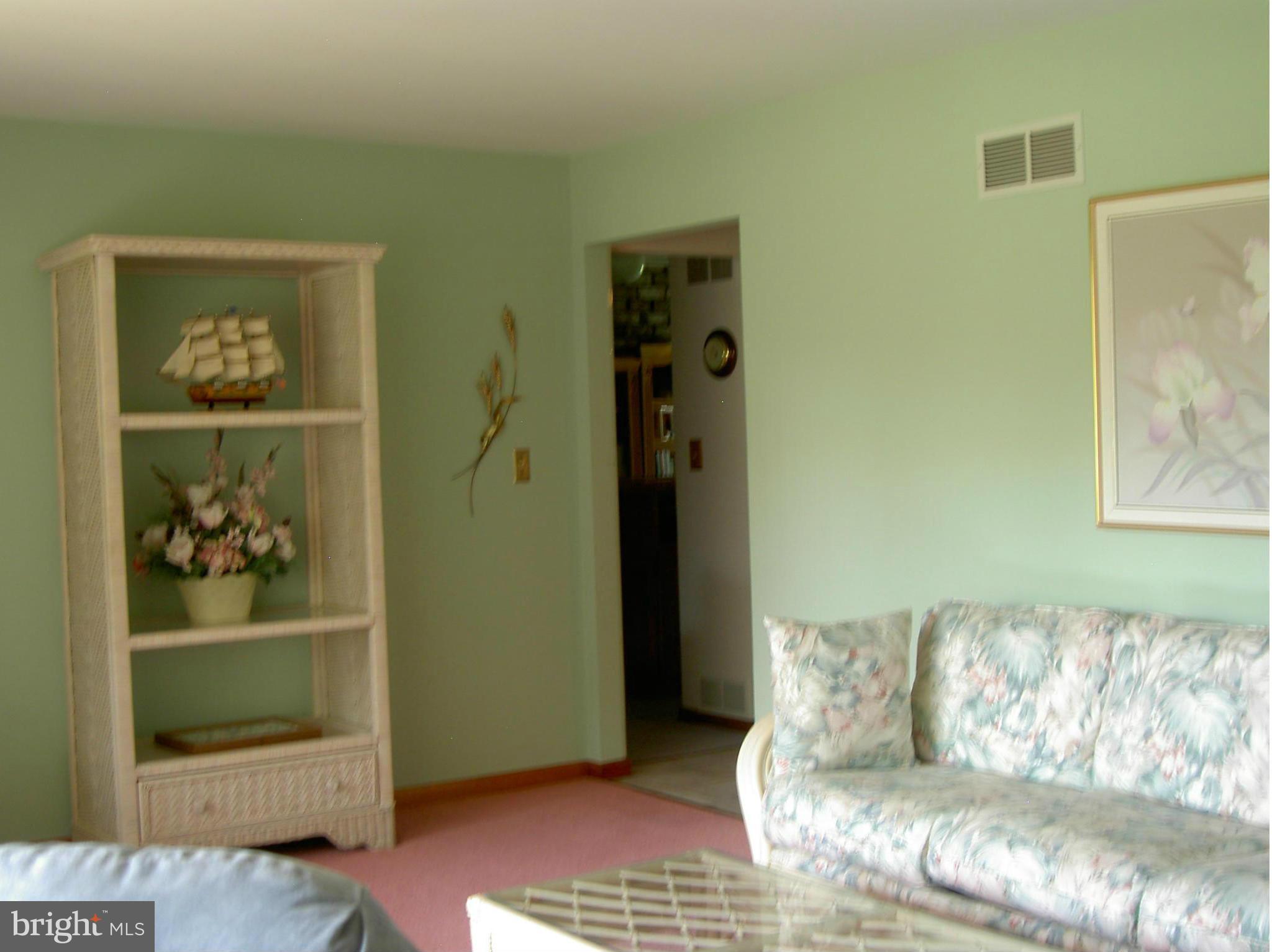 727 George Avenue Baltimore, MD 21221 - Photo 8 of 27 Living Room