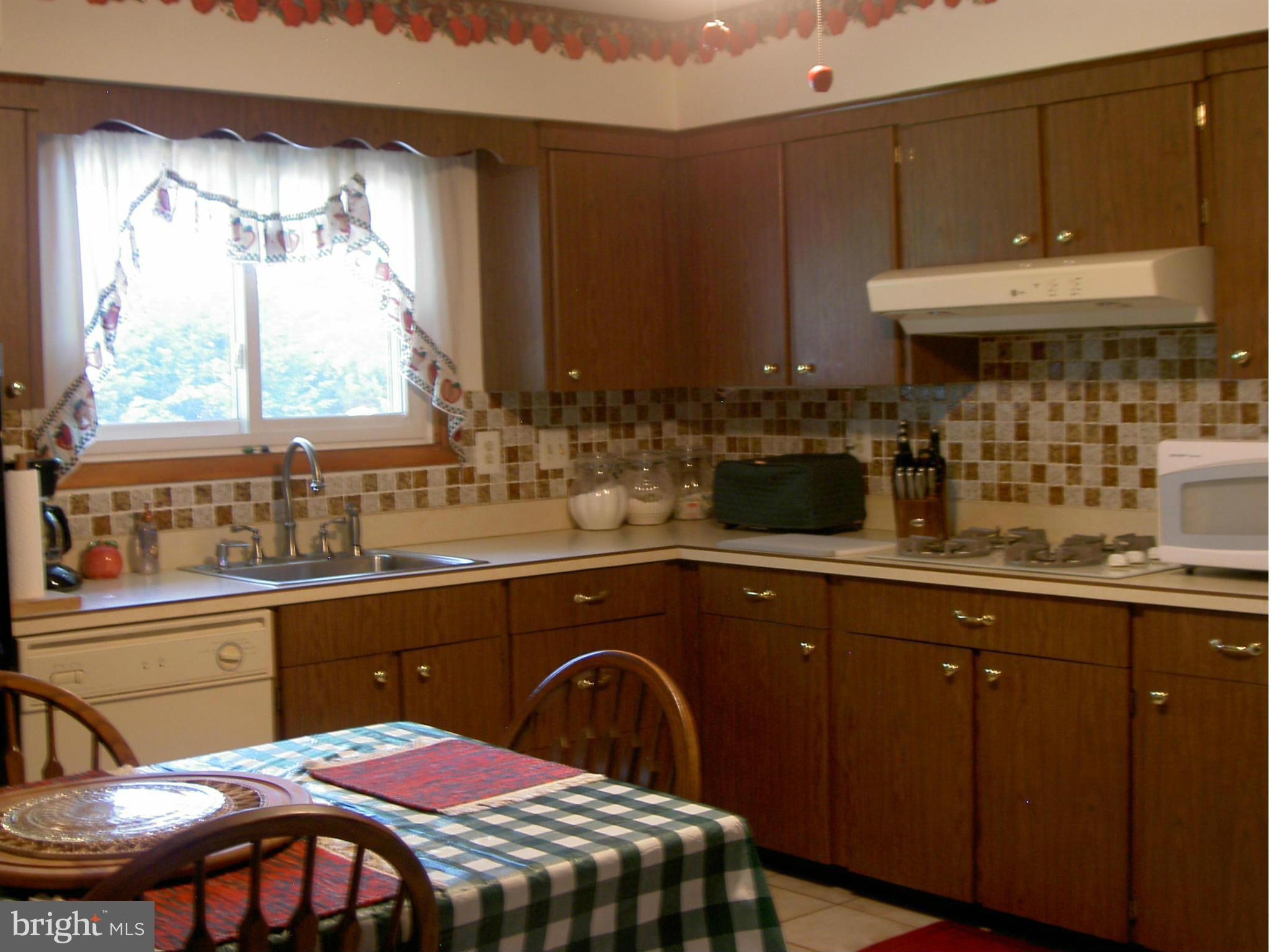 727 George Avenue Baltimore, MD 21221 - Photo 10 of 27 Kitchen