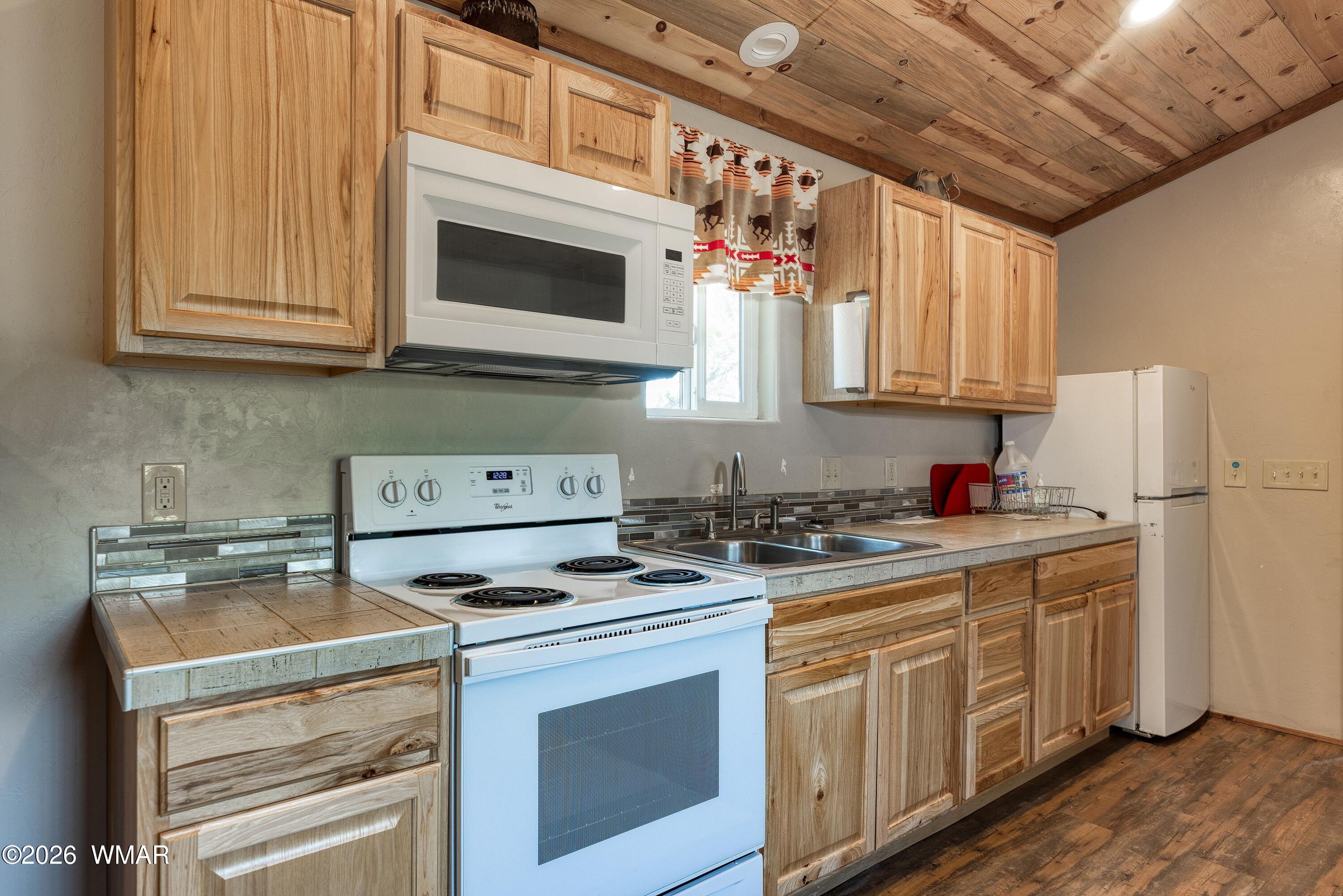 618 Vernon County Road Show Low, AZ 85901 - Photo 22 of 28 022_photo22_618_acr_3144_rd_sl_az_85901_