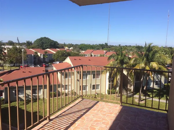 $1,650 | 5100 Southwest 41st Street, Unit PH6, Pembroke Park, FL 33023