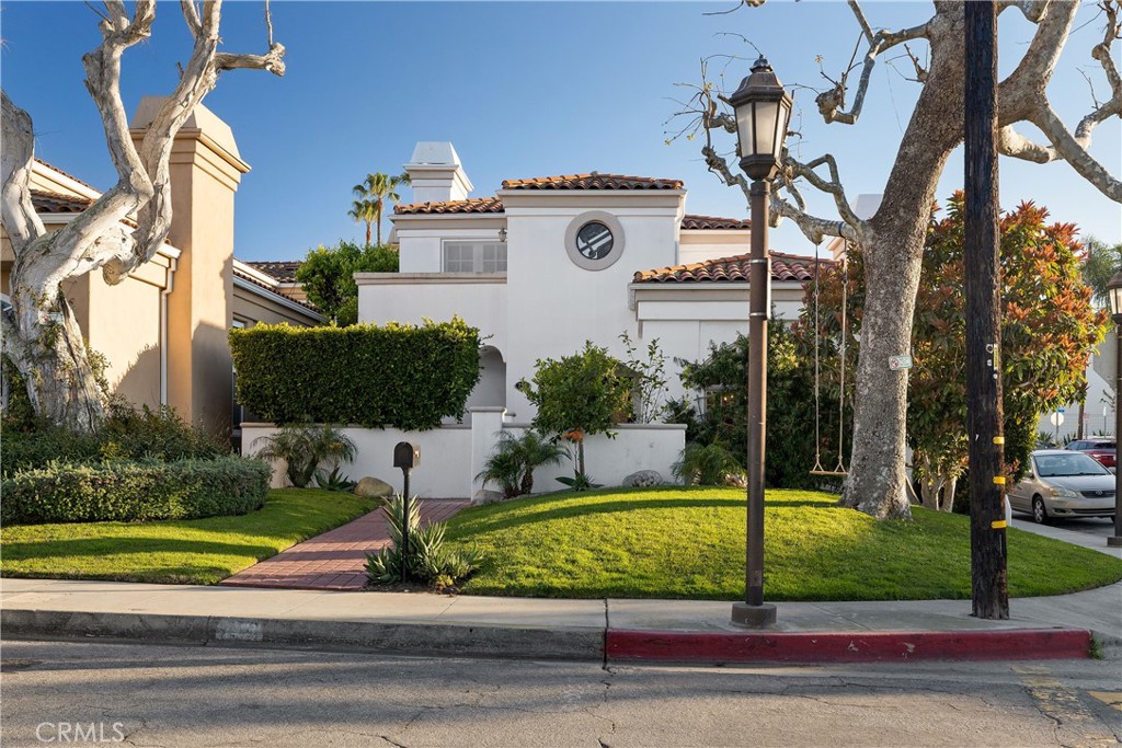 750 14th Street Manhattan Beach, CA 90266 - Photo 3 of 60 a view of a house with a yard