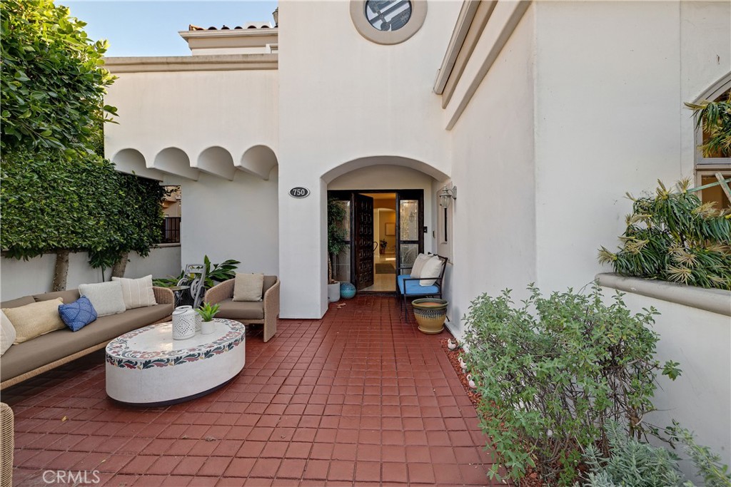 750 14th Street Manhattan Beach, CA 90266 - Photo 5 of 60 a front view of a house with garden