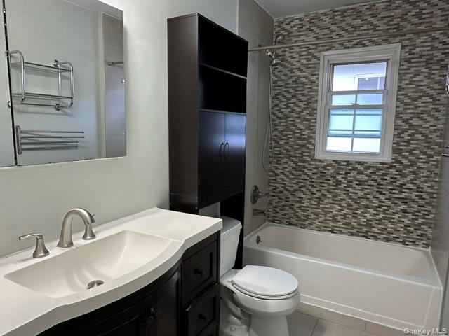 13 Juniper Road, Unit 2 Port Washington, NY 11050 - Photo 7 of 9