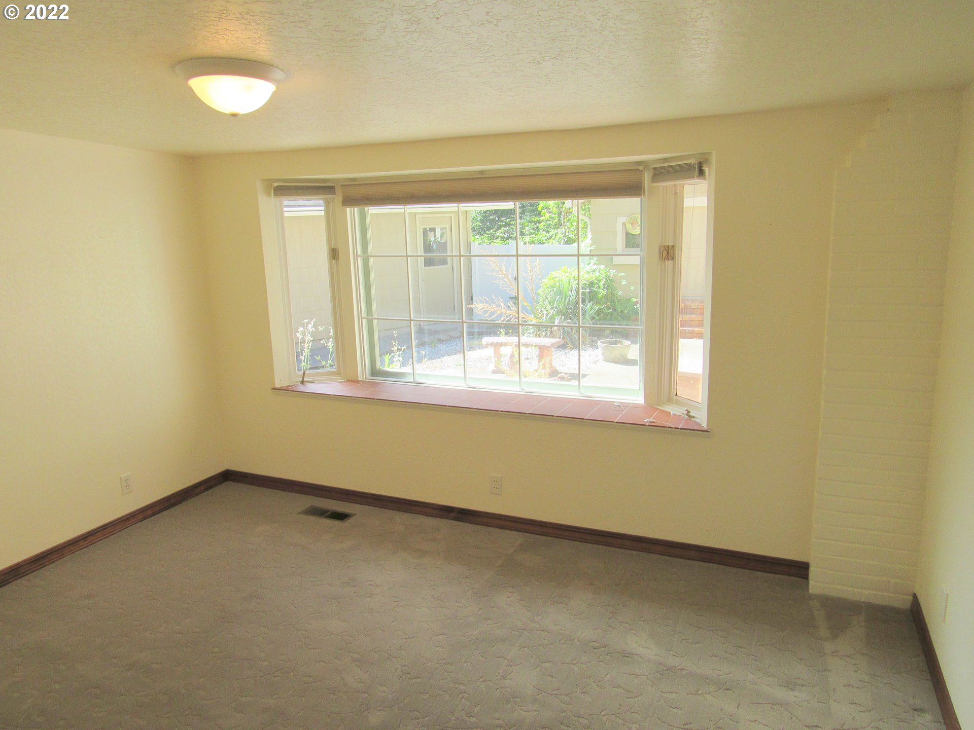 69 Pacific Place Longview, WA 98632 - Photo 11 of 32 an empty room with a window