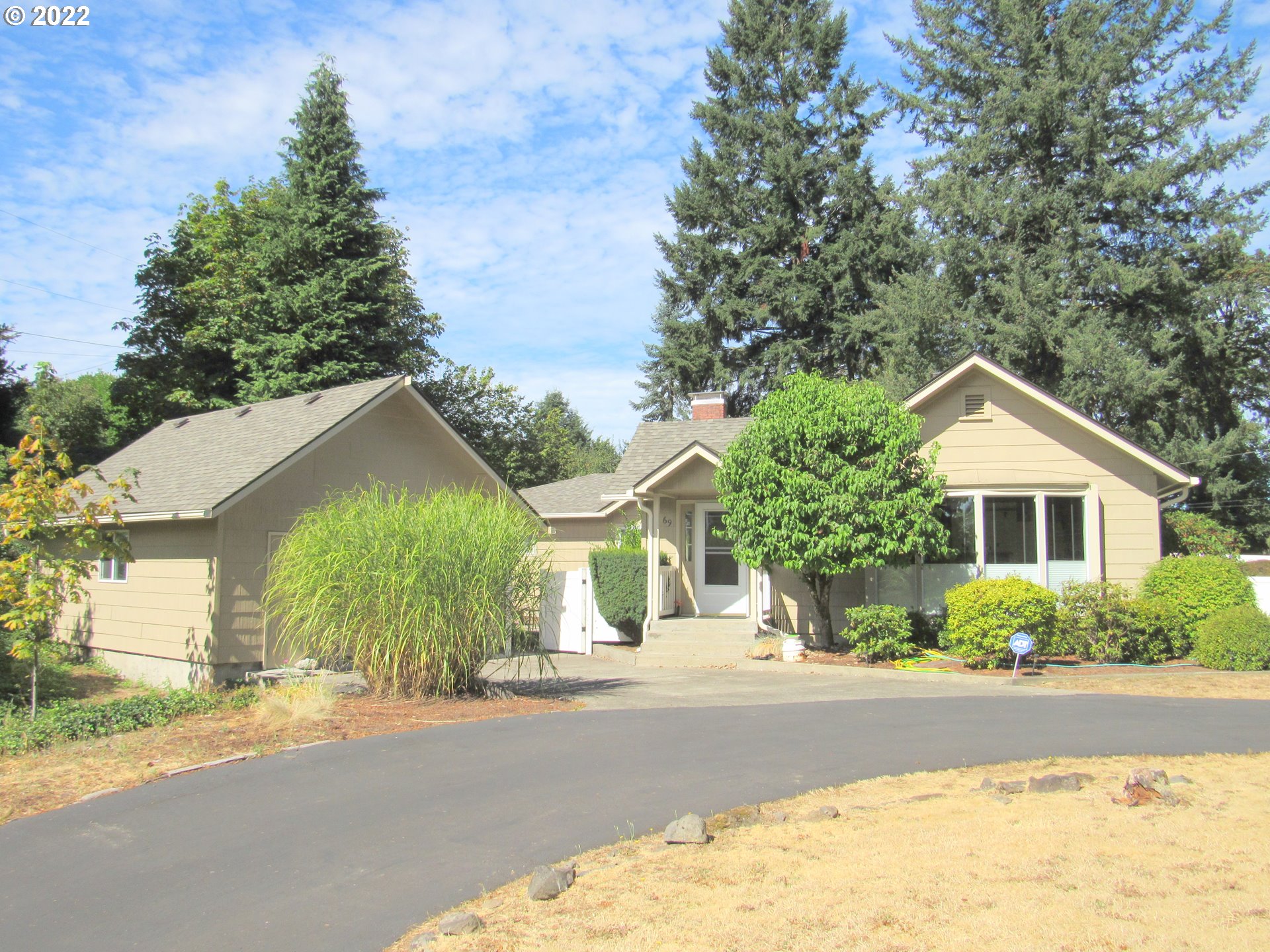 69 Pacific Place Longview, WA 98632 - Photo 2 of 32 front view of a house with a street
