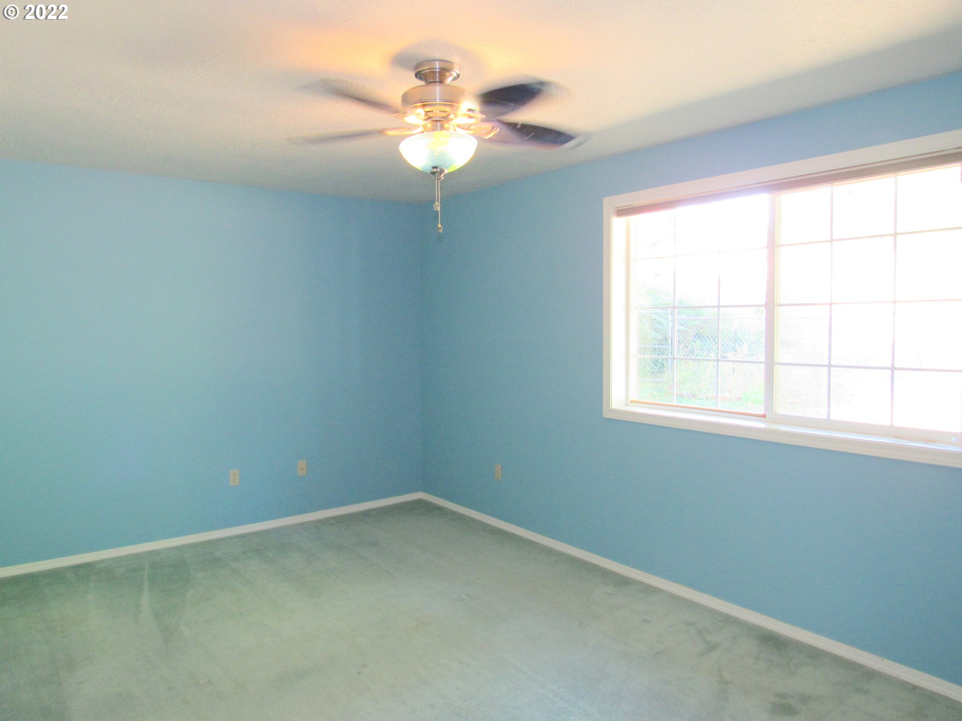 69 Pacific Place Longview, WA 98632 - Photo 23 of 32 an empty room with a window