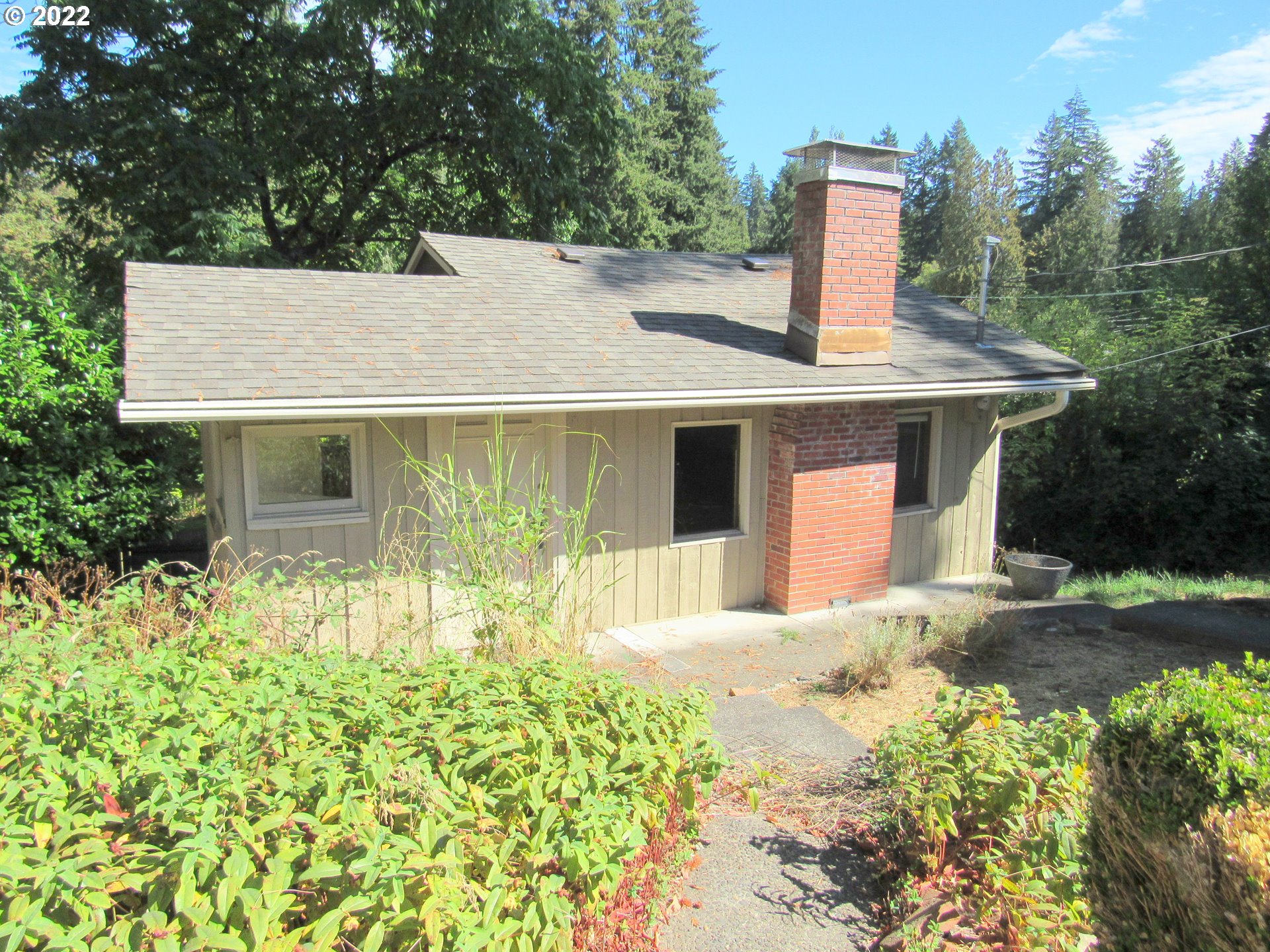 69 Pacific Place Longview, WA 98632 - Photo 25 of 32 a front view of a house with a garden and plants