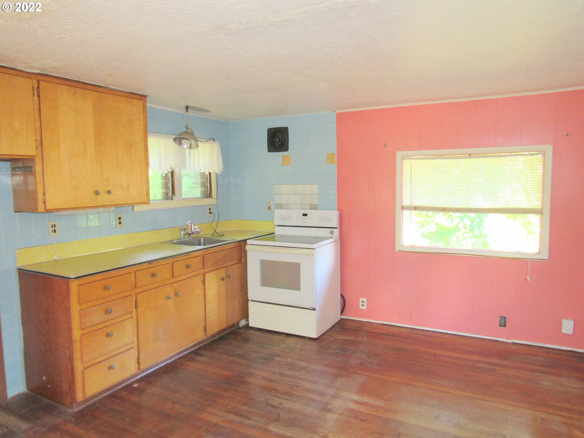 69 Pacific Place Longview, WA 98632 - Photo 26 of 32 a view of a kitchen with wooden floor and electronic appliances