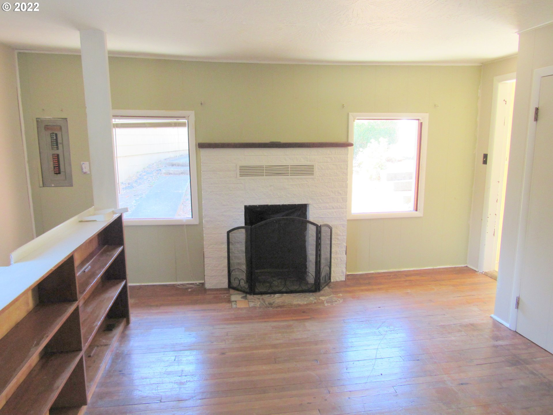 69 Pacific Place Longview, WA 98632 - Photo 27 of 32 a view of an empty room with wooden floor and a window