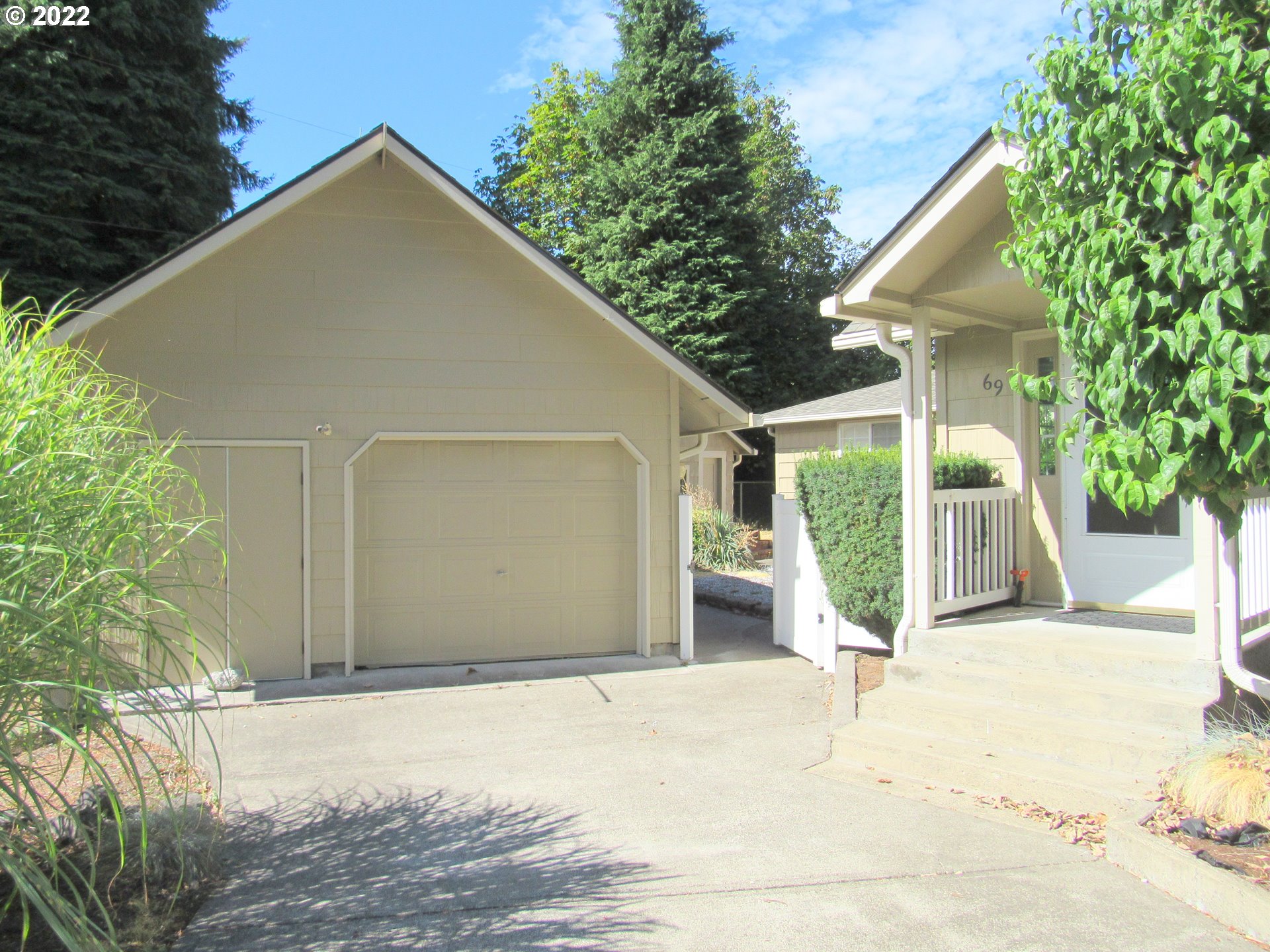 69 Pacific Place Longview, WA 98632 - Photo 30 of 32 a view of a house with a yard and garage