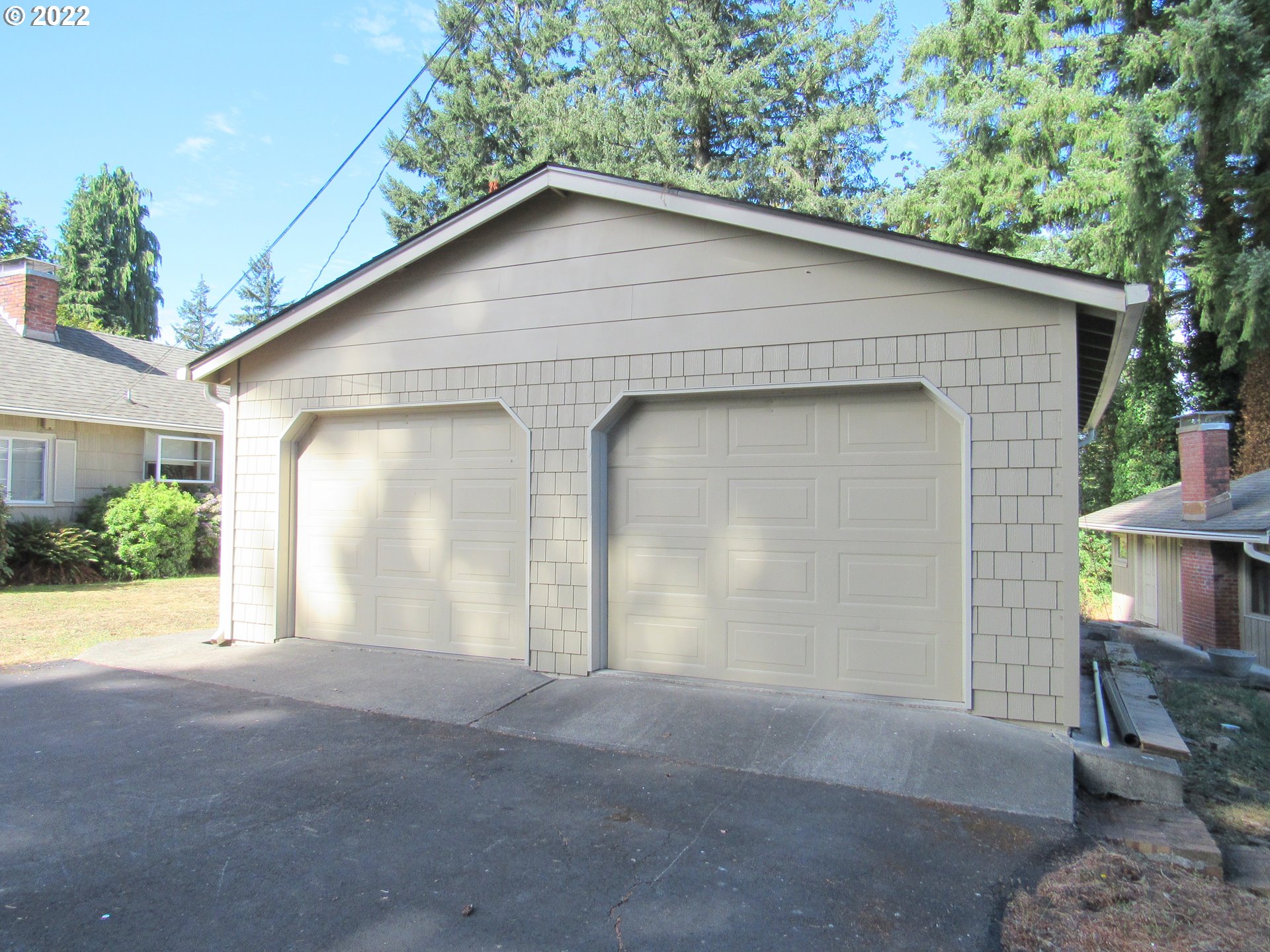 69 Pacific Place Longview, WA 98632 - Photo 3 of 32 a front view of a house with a yard and garage