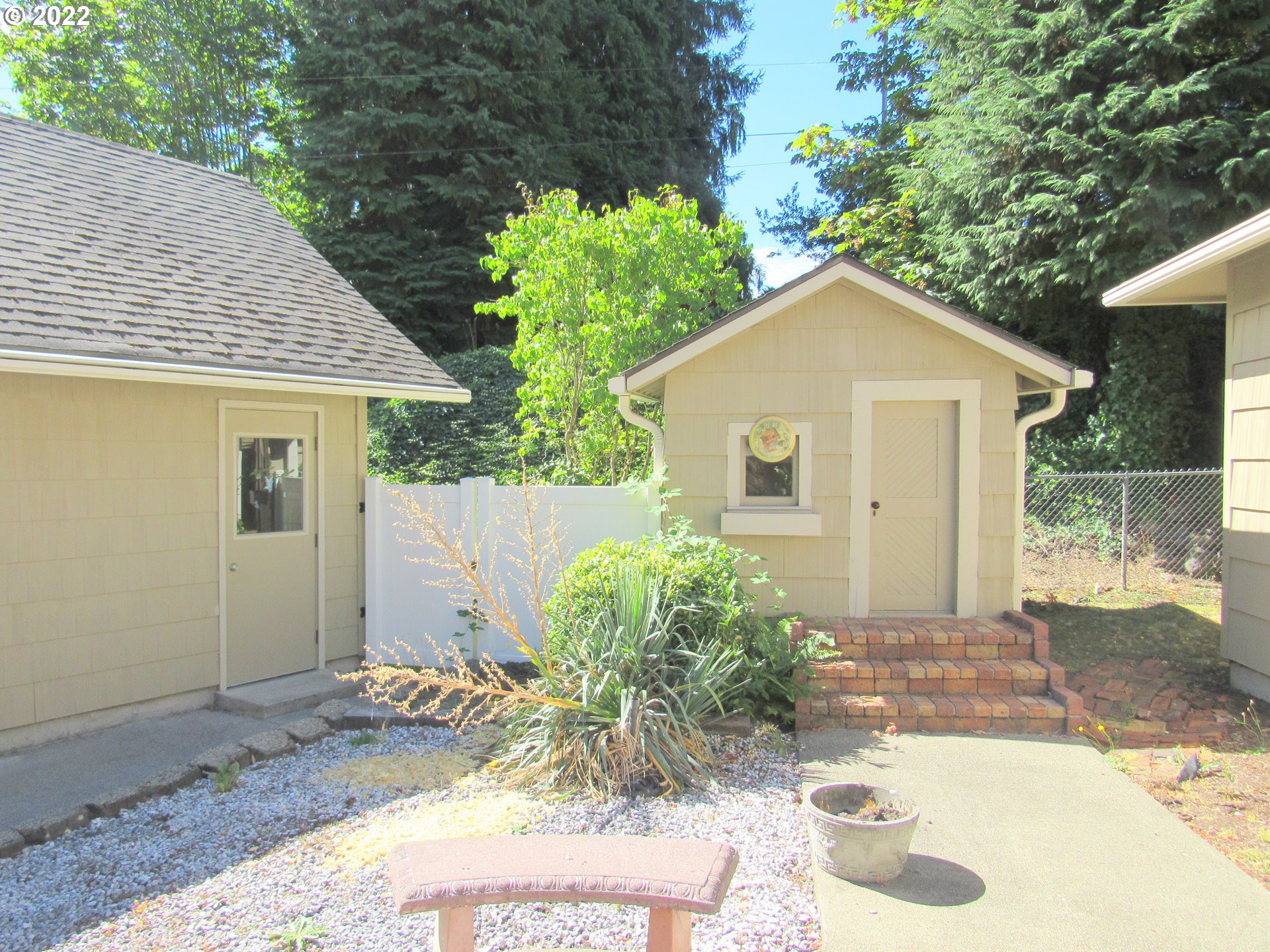 69 Pacific Place Longview, WA 98632 - Photo 31 of 32 a front view of a house with garden