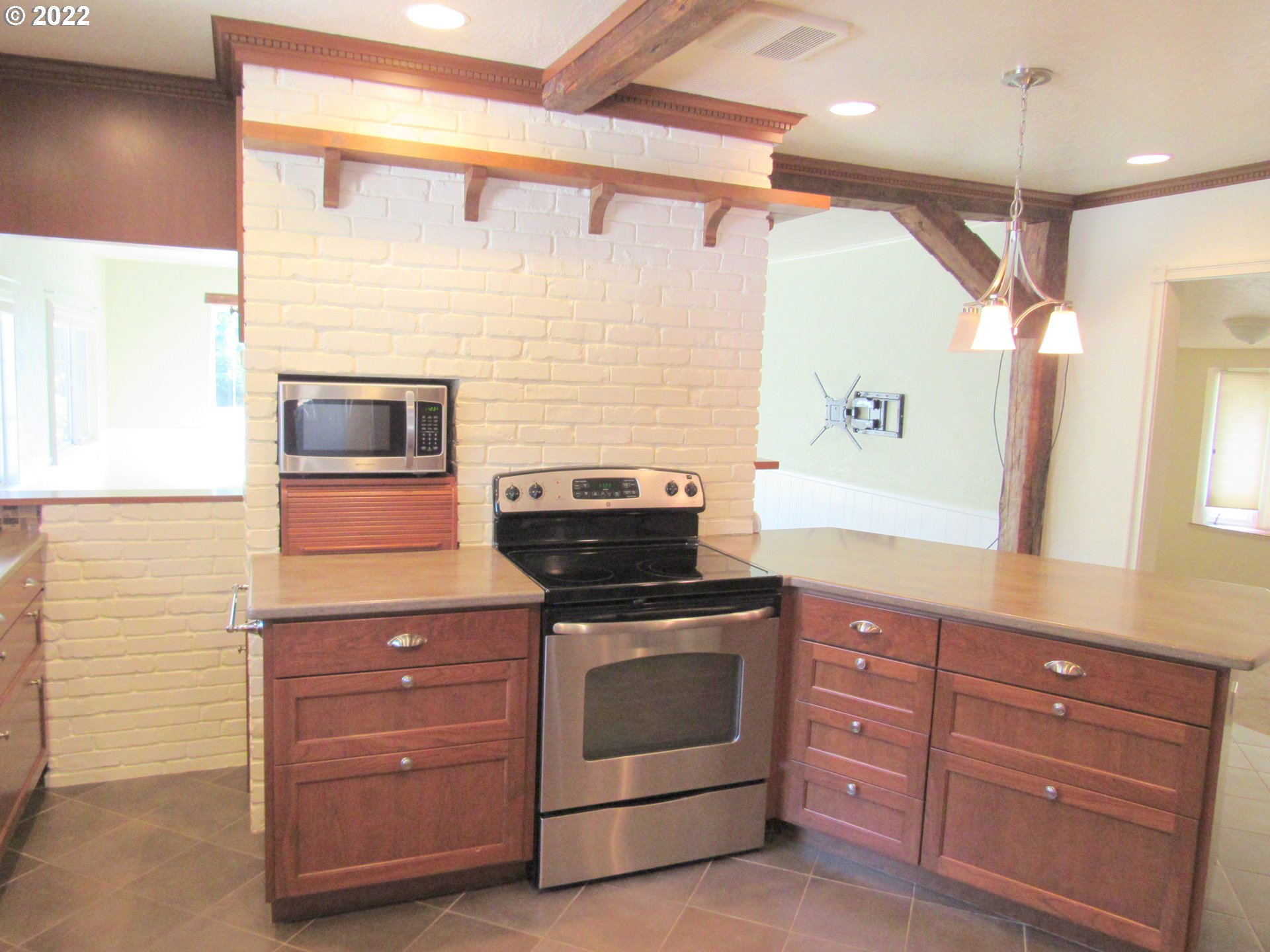 69 Pacific Place Longview, WA 98632 - Photo 10 of 32 a kitchen with a stove and a sink