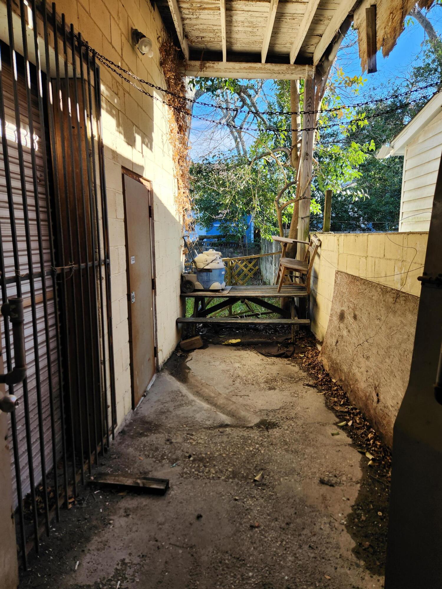 579 Rutledge Avenue Charleston, SC 29403 - Photo 9 of 9 579 rutl rear patio