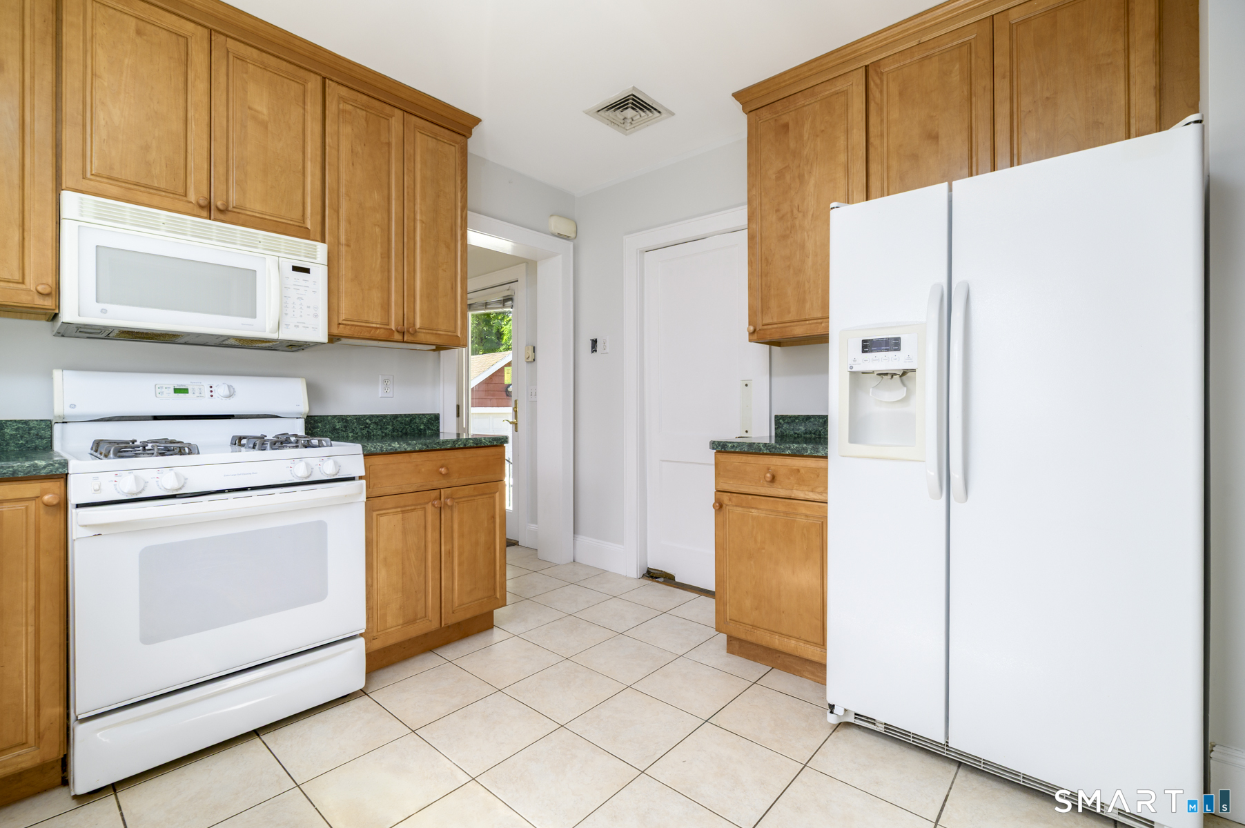 162 Toms Road Stamford, CT 06906 - Photo 9 of 30