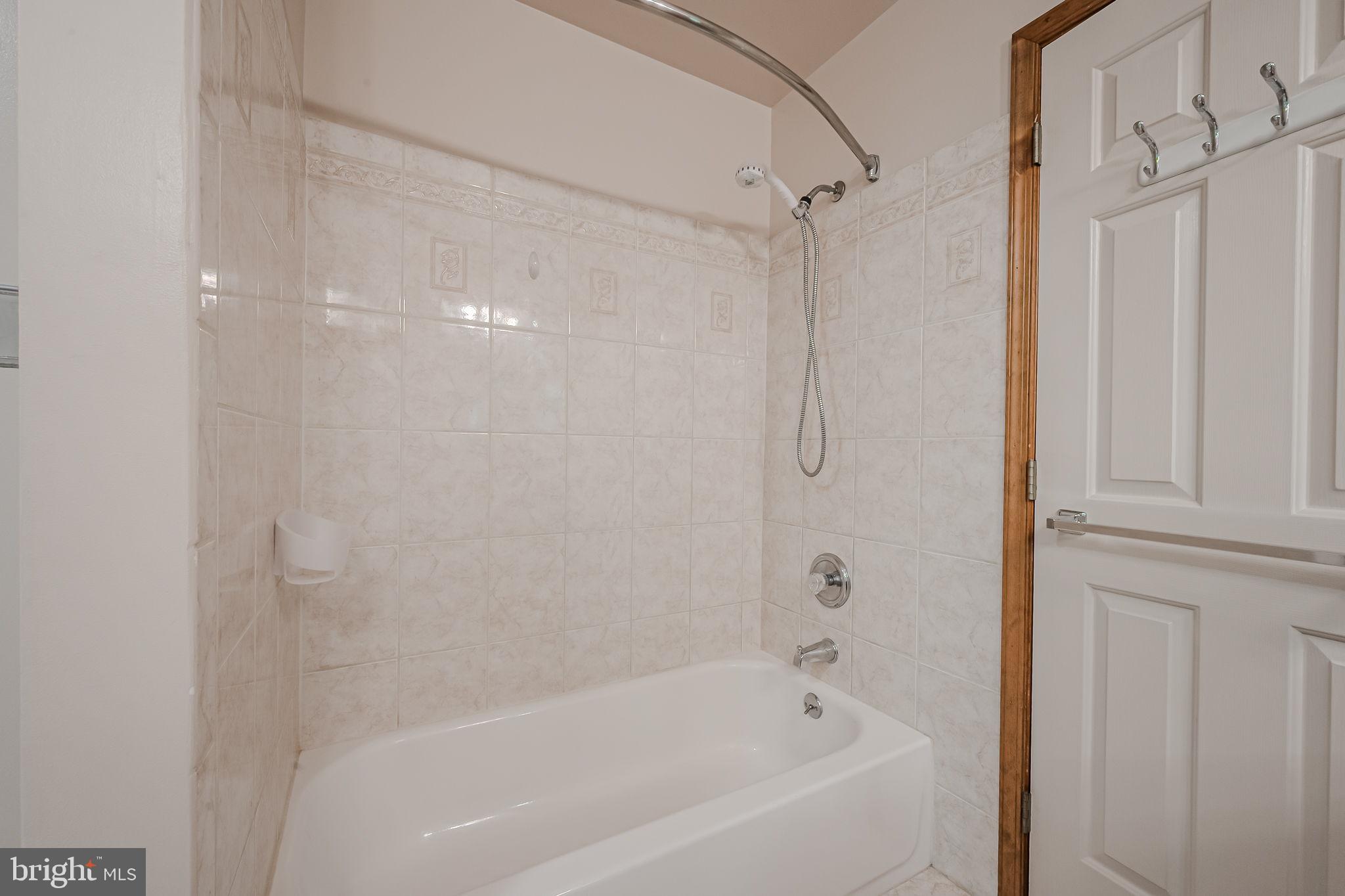 108 Michaels Lane Newark, DE 19713 - Photo 32 of 53 a bathroom with a bathtub