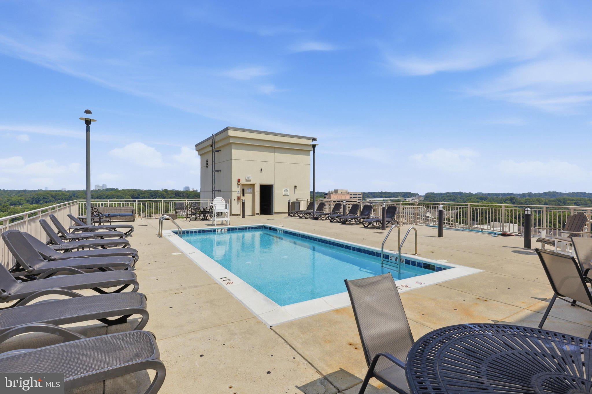 2726 Gallows Road, Unit 1110 Vienna, VA 22180 - Photo 27 of 40 Community Roof Top Pool