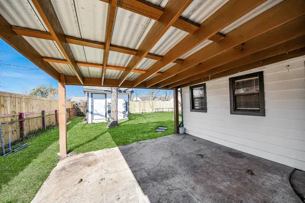 a view of a back yard of the house