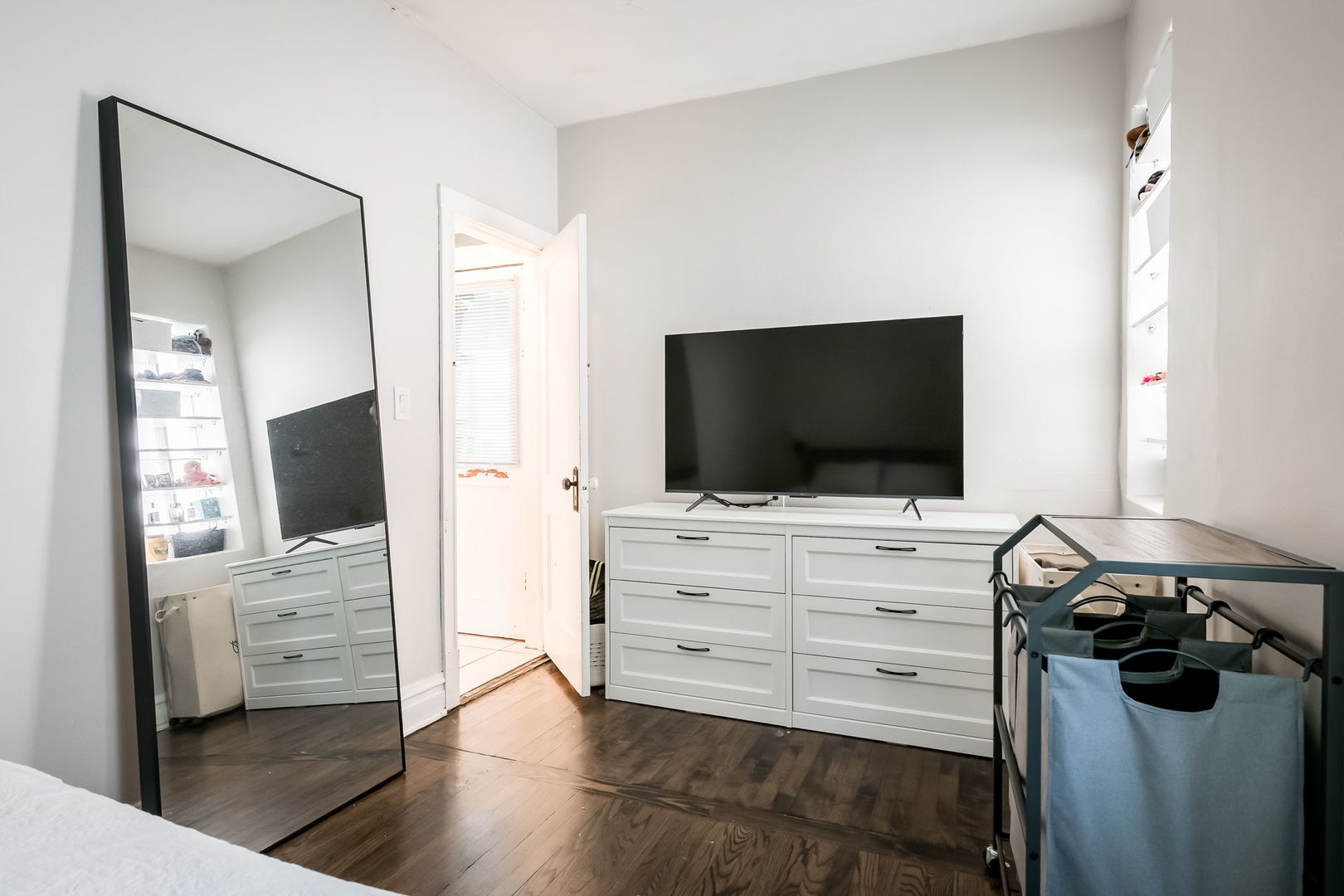 4554 South Washtenaw Avenue Chicago, IL 60632 - Photo 19 of 40 a living room with furniture and flat screen tv