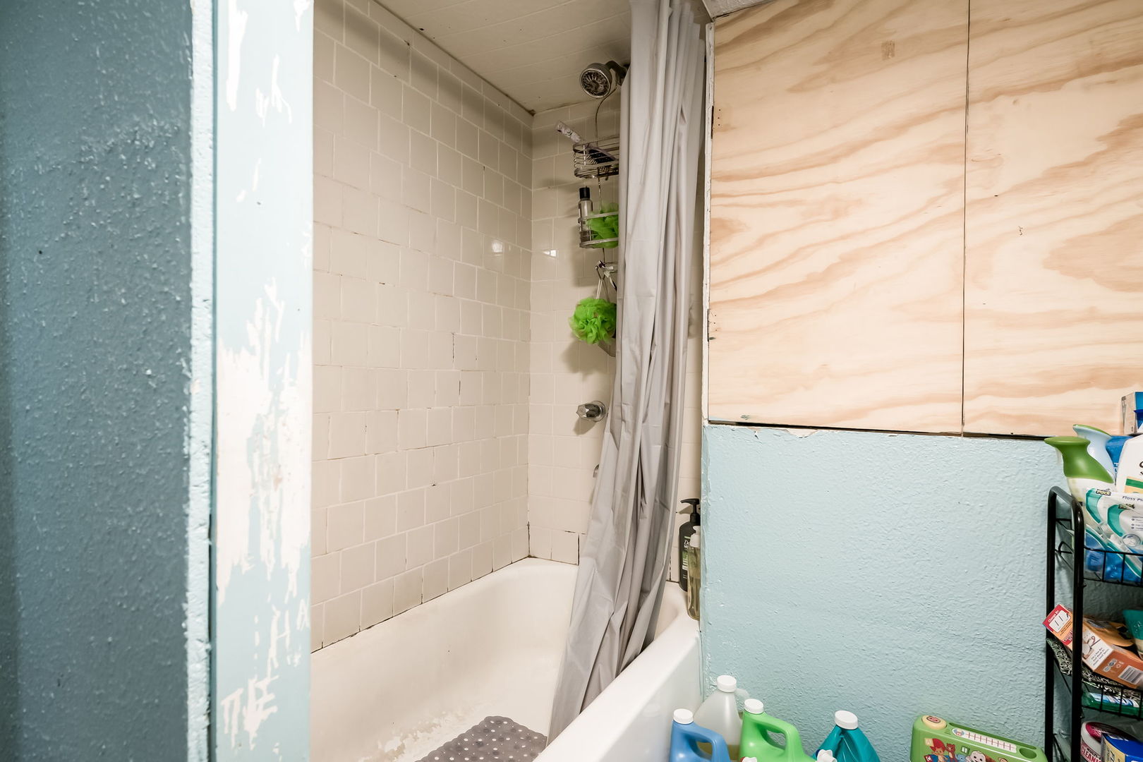 4554 South Washtenaw Avenue Chicago, IL 60632 - Photo 36 of 40 a bathroom with a bathtub and shower