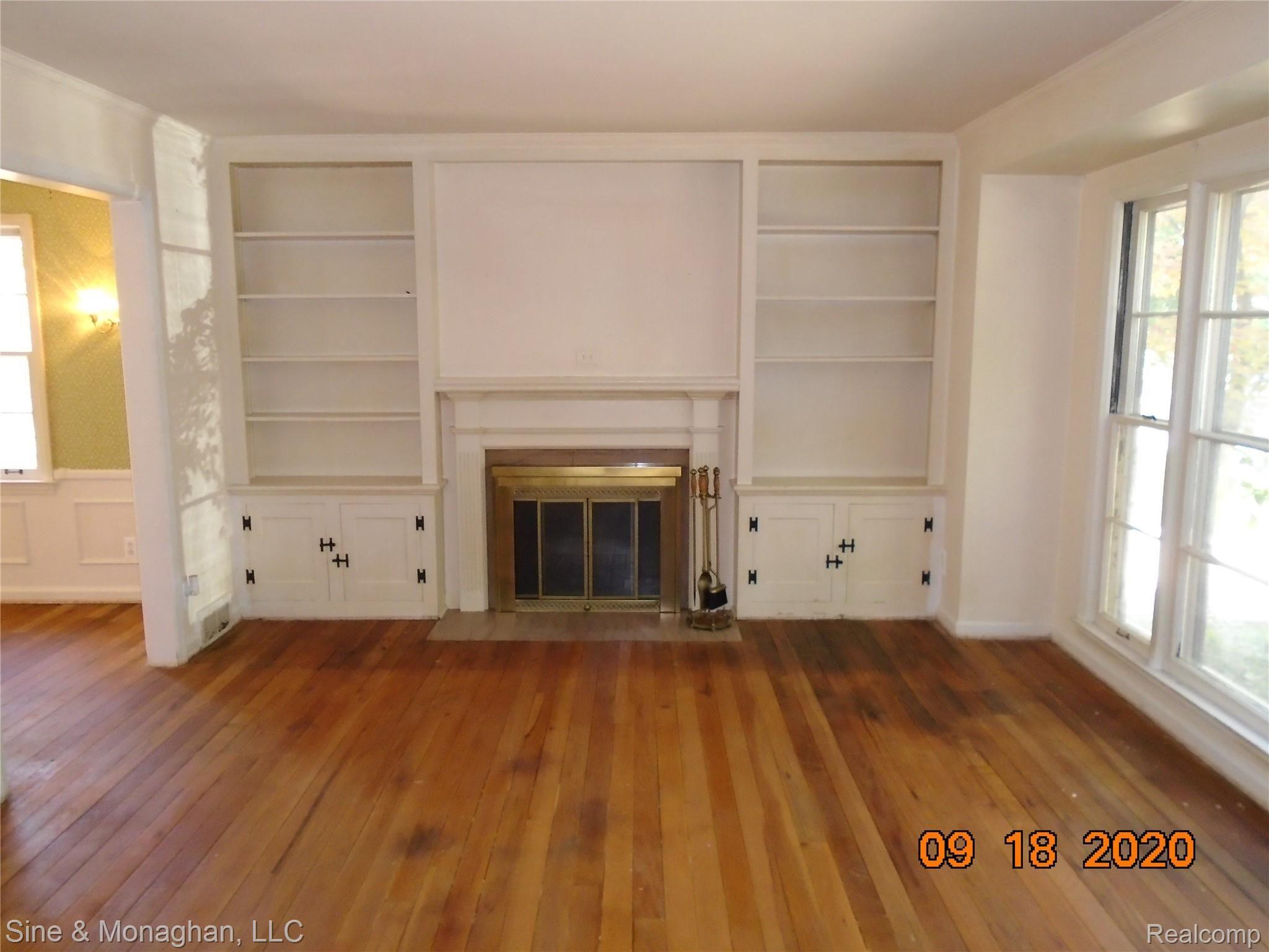 225 McMillan Road Grosse Pointe, MI 48236 - Photo 3 of 35 Living Room With Natural Fireplace From Entrance Hall
