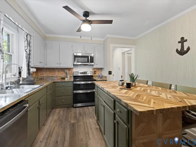 a view of an empty room with window and a ceiling fan