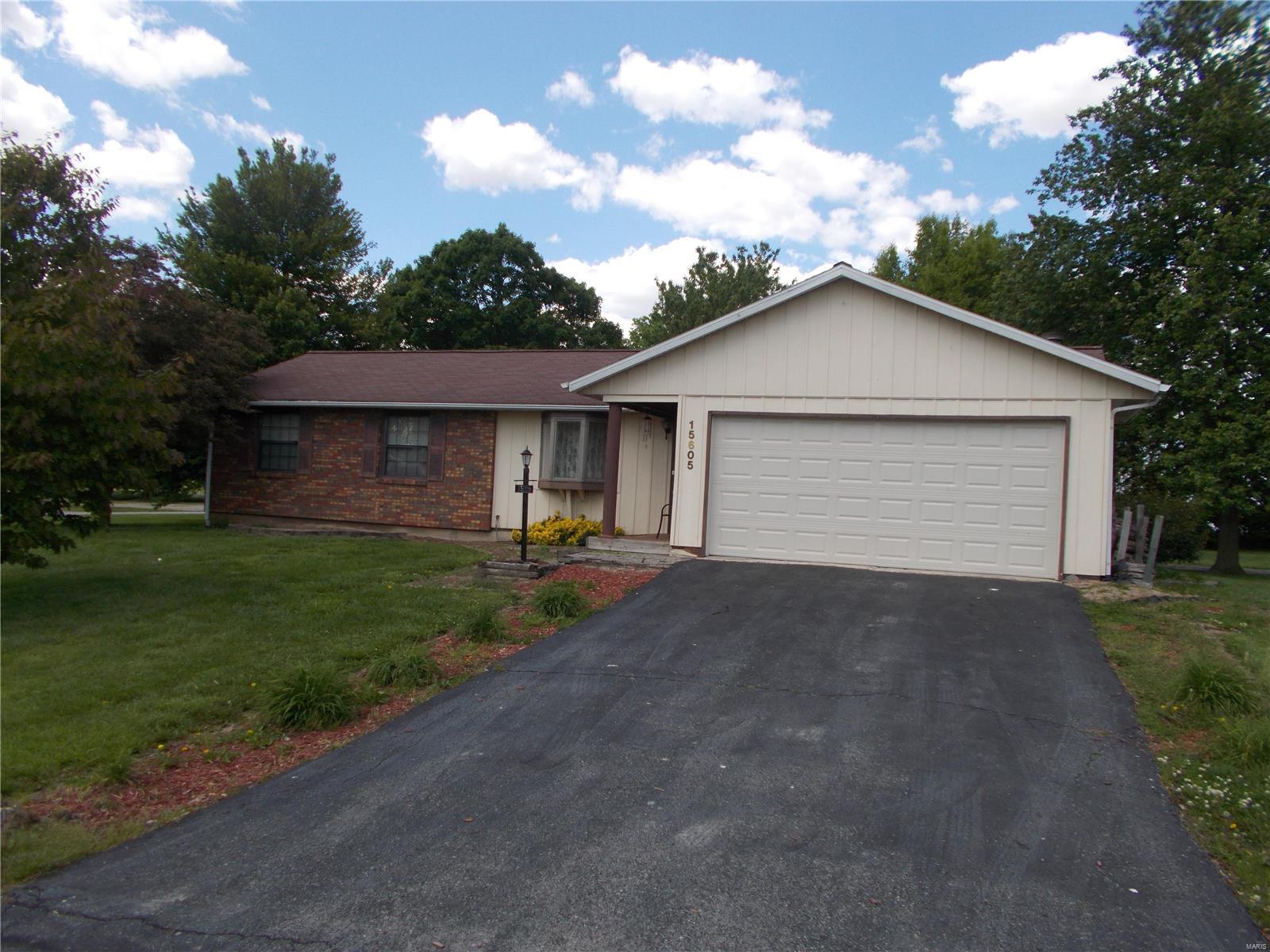 15605 Crow Road Nashville, IL 62263 - Photo 1 of 19