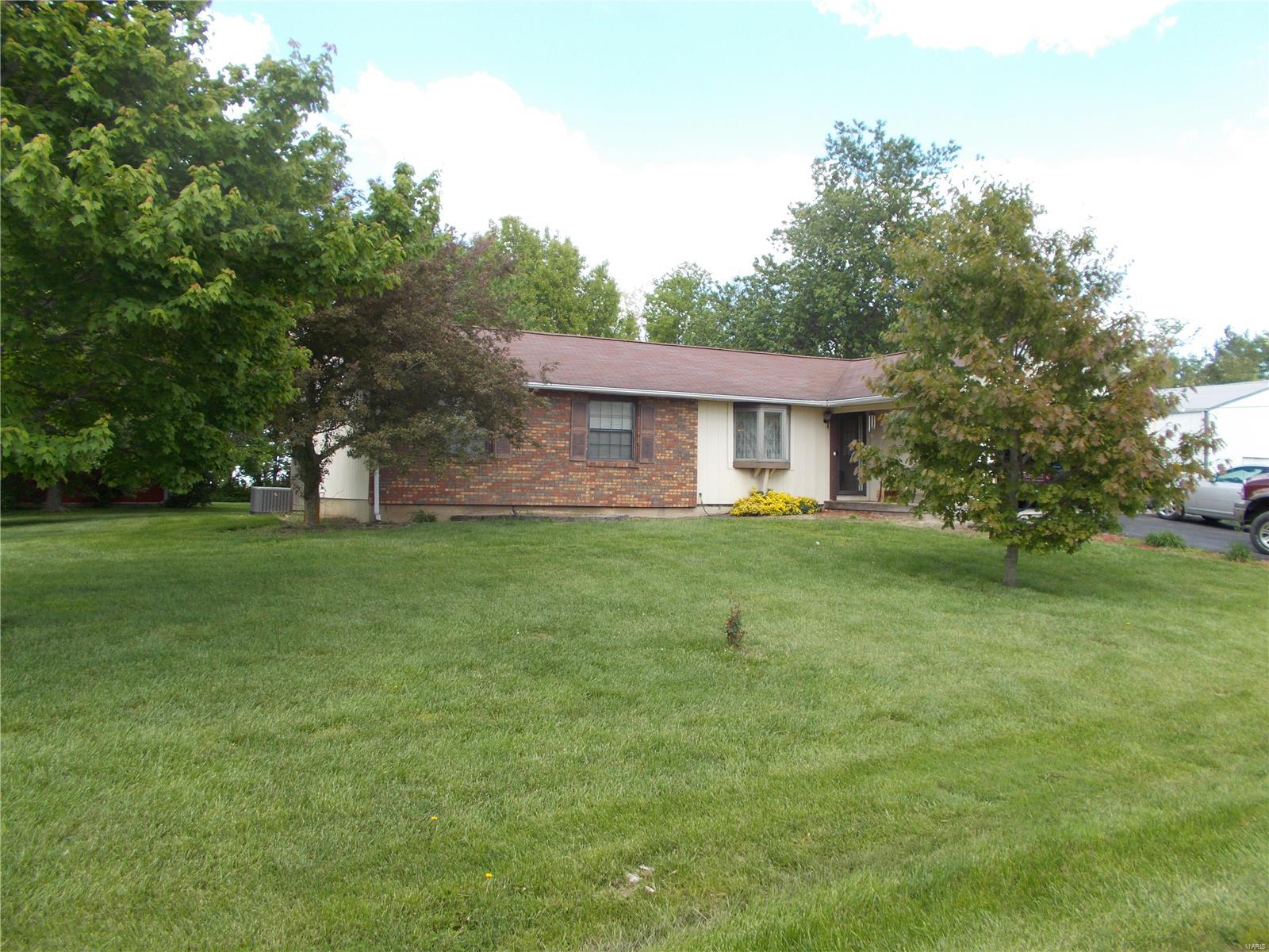 15605 Crow Road Nashville, IL 62263 - Photo 3 of 19