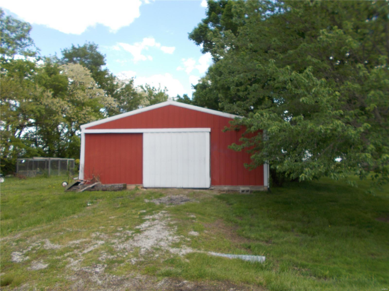 15605 Crow Road Nashville, IL 62263 - Photo 9 of 19