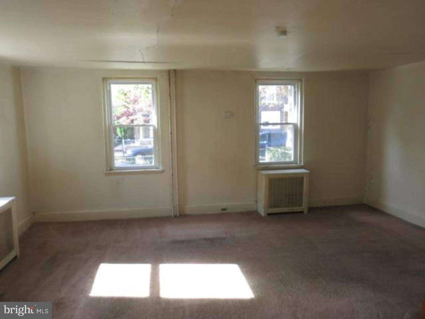2840 Idaho Road Camden, NJ 08104 - Photo 2 of 11 Living Room