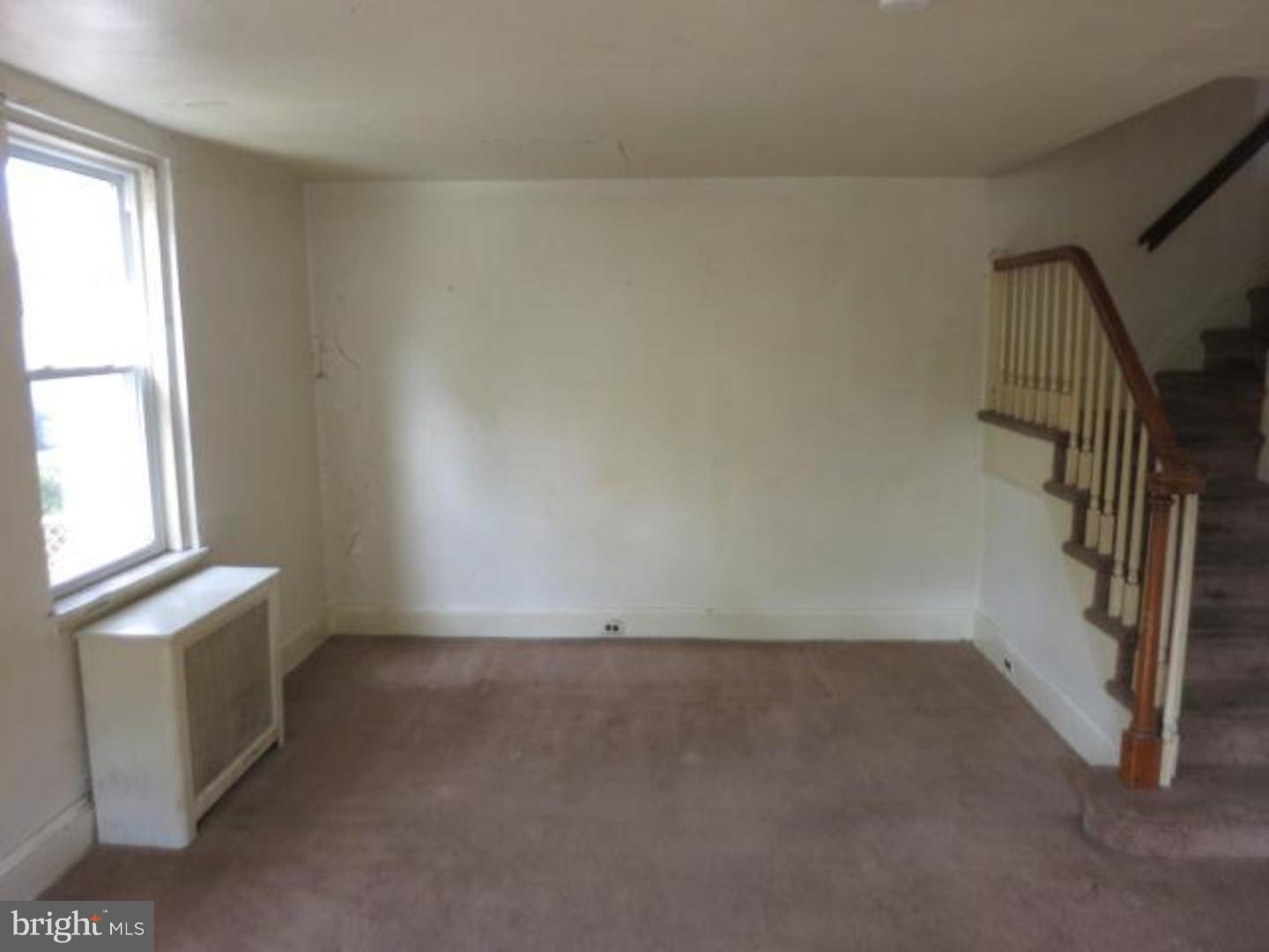 2840 Idaho Road Camden, NJ 08104 - Photo 3 of 11 Living Room