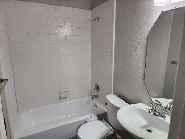 $2,950 | 328 Ashley Place, Murphy, TX 75094