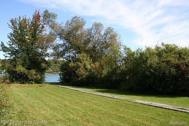 6490 Commerce Road West Bloomfield, MI 48324 - Photo 14 of 65 Yard at lakeside