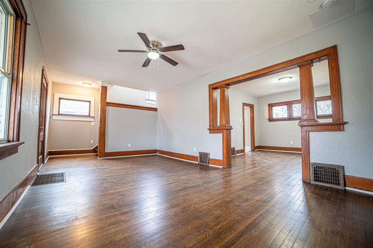 910 Center Point Road Northeast Cedar Rapids, IA 52402 - Photo 3 of 30 Gallery Image 3