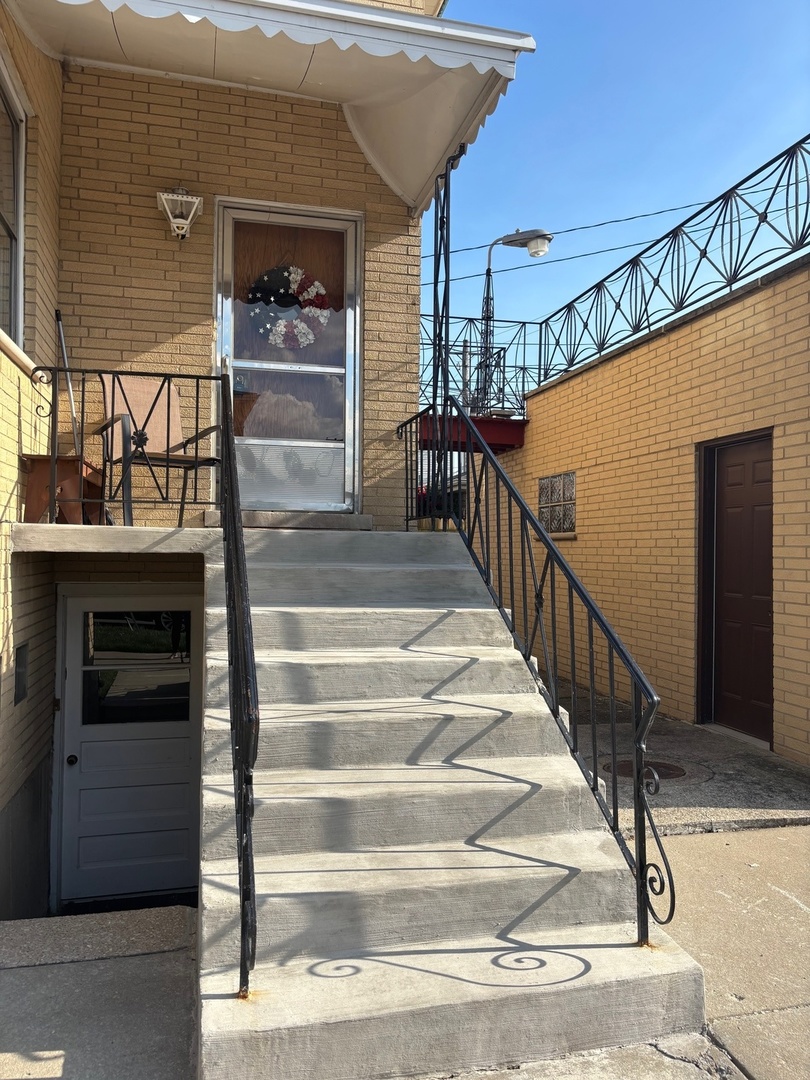 6401 West 52nd Street, Unit 2 Chicago, IL 60638 - Photo 3 of 16 a view of entryway and hall with wooden floor