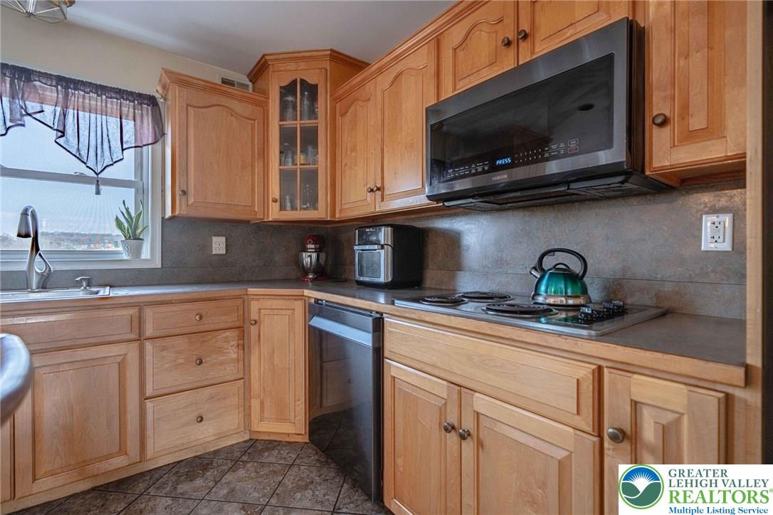 2475 Spring Street Coplay, PA 18037 - Photo 5 of 42 Black Stainless Steel appliances